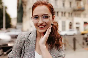Sterylne opakowanie soczewek kontaktowych Bausch + Lomb na białym tle w gabinecie optometrycznym.