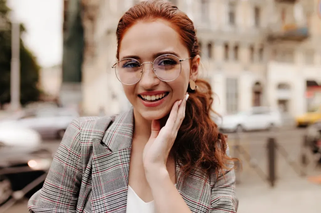 Twoje okulary ciągle parują lub są brudne? 5 sprawdzonych sposobów na czyszczenie bez rysowania szkieł